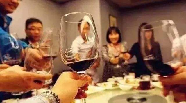 夜场中和领导喝酒聊天，掌握这三种说话方式，提升说话的魅力(图3)